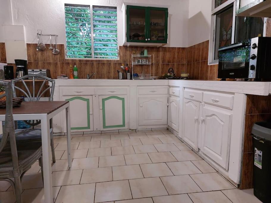 La Petite Maison, Spacieuse, Avec Jardin / Parking Sainte-Rose Exterior foto