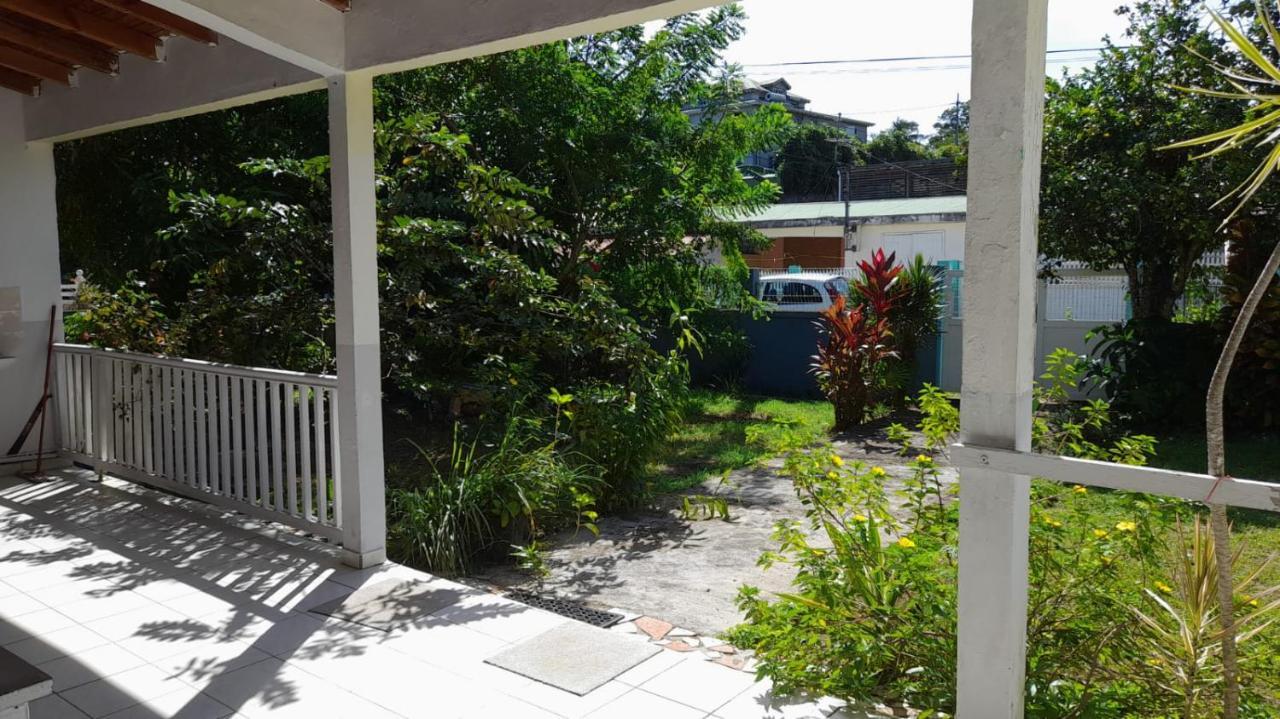 La Petite Maison, Spacieuse, Avec Jardin / Parking Sainte-Rose Exterior foto